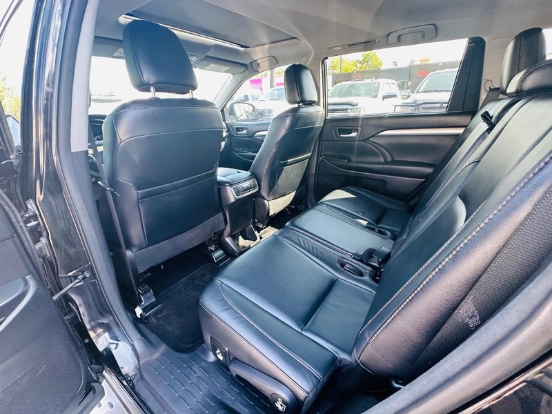 Toyota Highlander Vehicle Full-screen Gallery Image 21