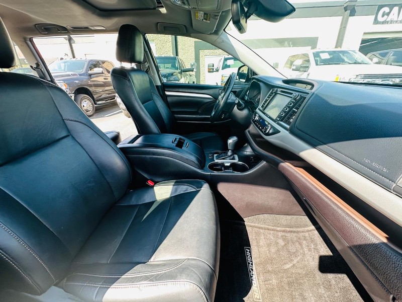 Toyota Highlander Vehicle Full-screen Gallery Image 22