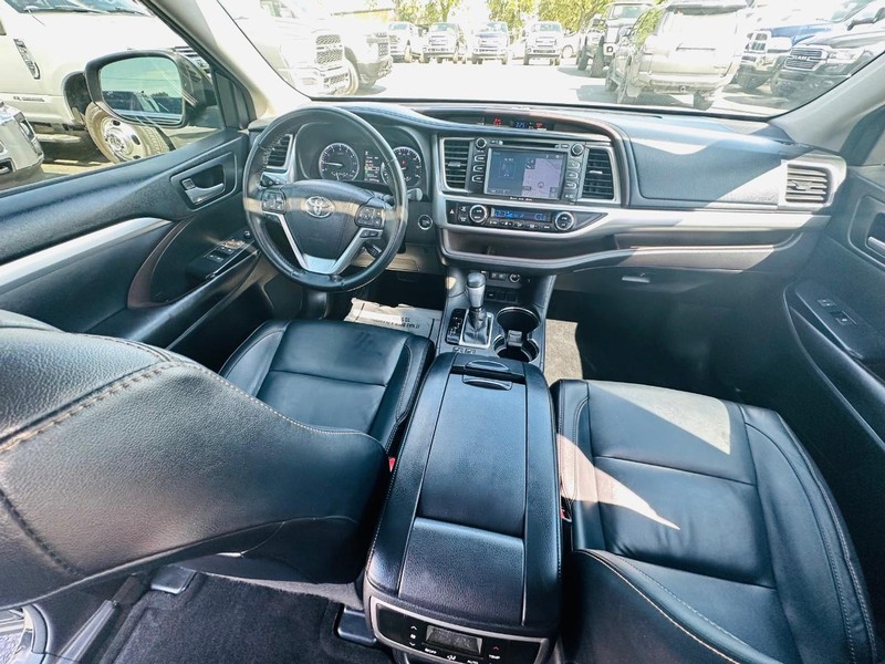 Toyota Highlander Vehicle Full-screen Gallery Image 23