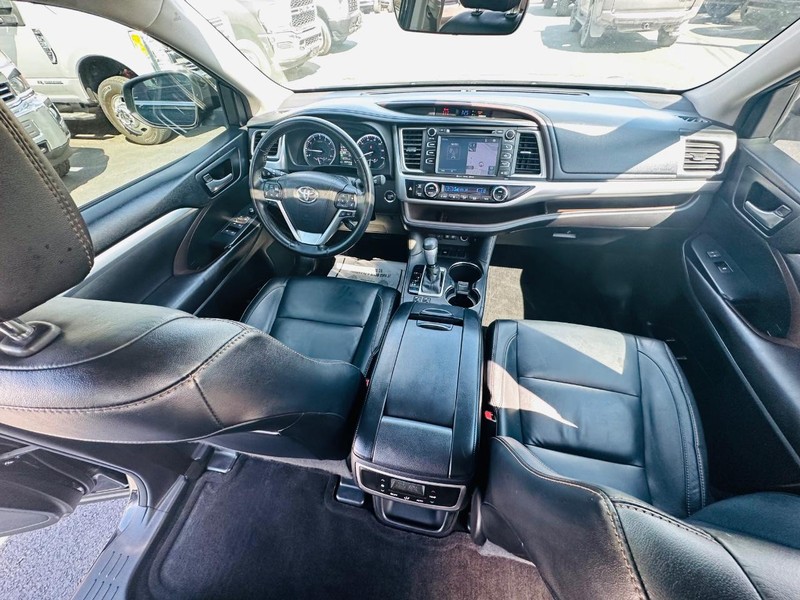 Toyota Highlander Vehicle Full-screen Gallery Image 24
