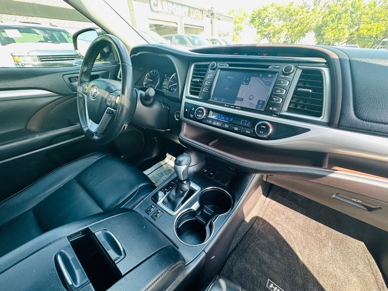 Toyota Highlander Vehicle Full-screen Gallery Image 25