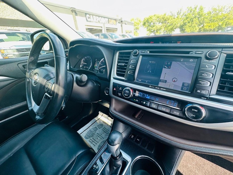 Toyota Highlander Vehicle Full-screen Gallery Image 26