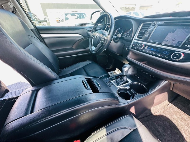 Toyota Highlander Vehicle Full-screen Gallery Image 27