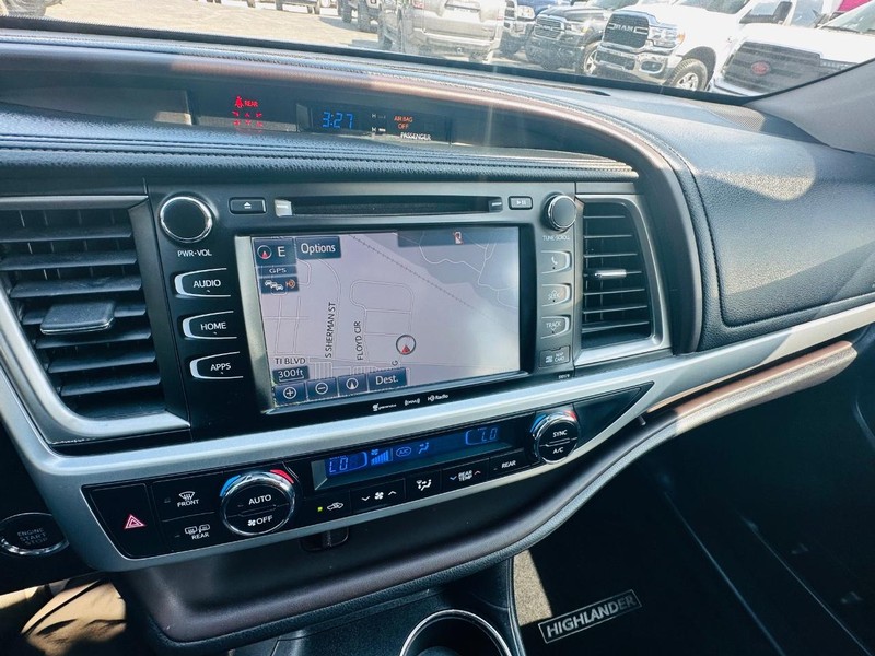 Toyota Highlander Vehicle Full-screen Gallery Image 28