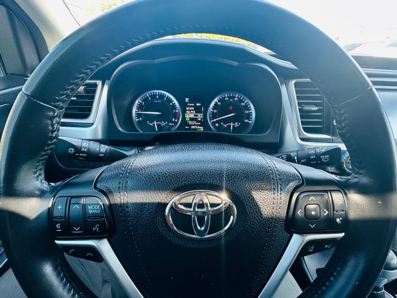 Toyota Highlander Vehicle Full-screen Gallery Image 29
