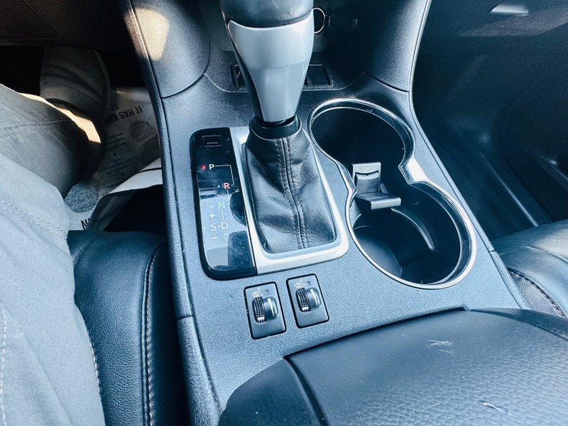 Toyota Highlander Vehicle Full-screen Gallery Image 31