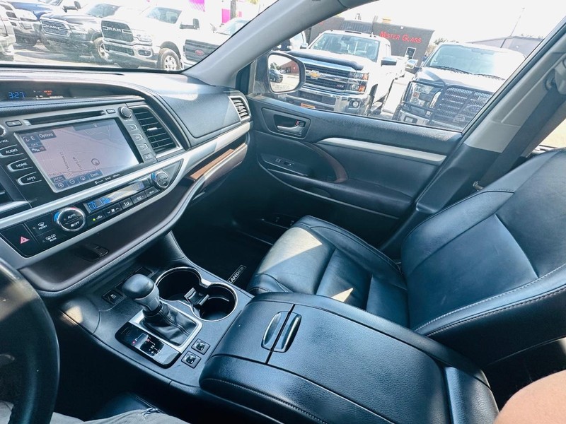 Toyota Highlander Vehicle Full-screen Gallery Image 32