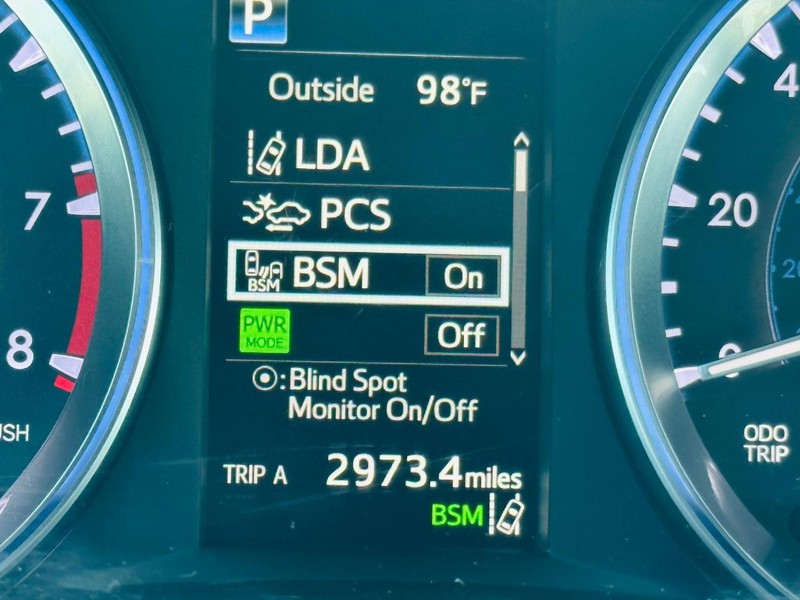 Toyota Highlander Vehicle Full-screen Gallery Image 33