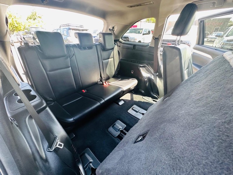 Toyota Highlander Vehicle Full-screen Gallery Image 35