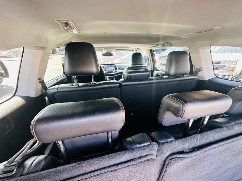 Toyota Highlander Vehicle Full-screen Gallery Image 36
