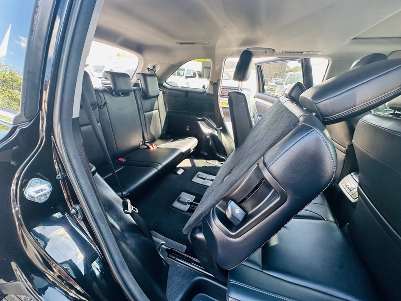 Toyota Highlander Vehicle Full-screen Gallery Image 38