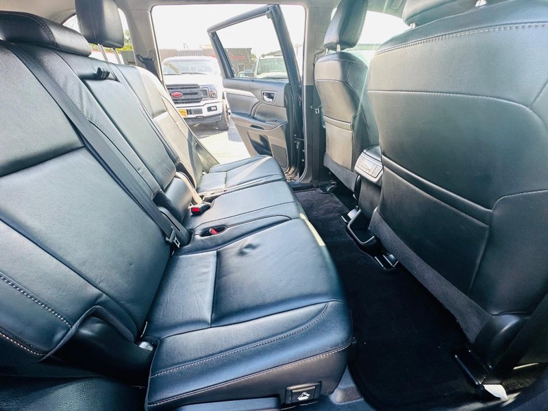 Toyota Highlander Vehicle Full-screen Gallery Image 39