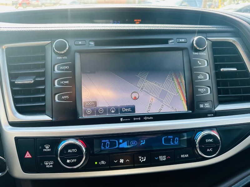 Toyota Highlander Vehicle Full-screen Gallery Image 41