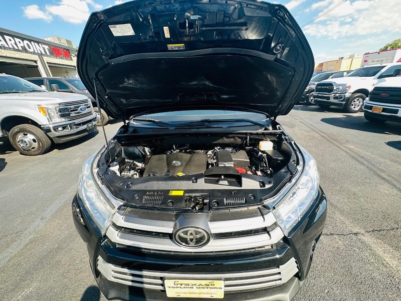 Toyota Highlander Vehicle Full-screen Gallery Image 42
