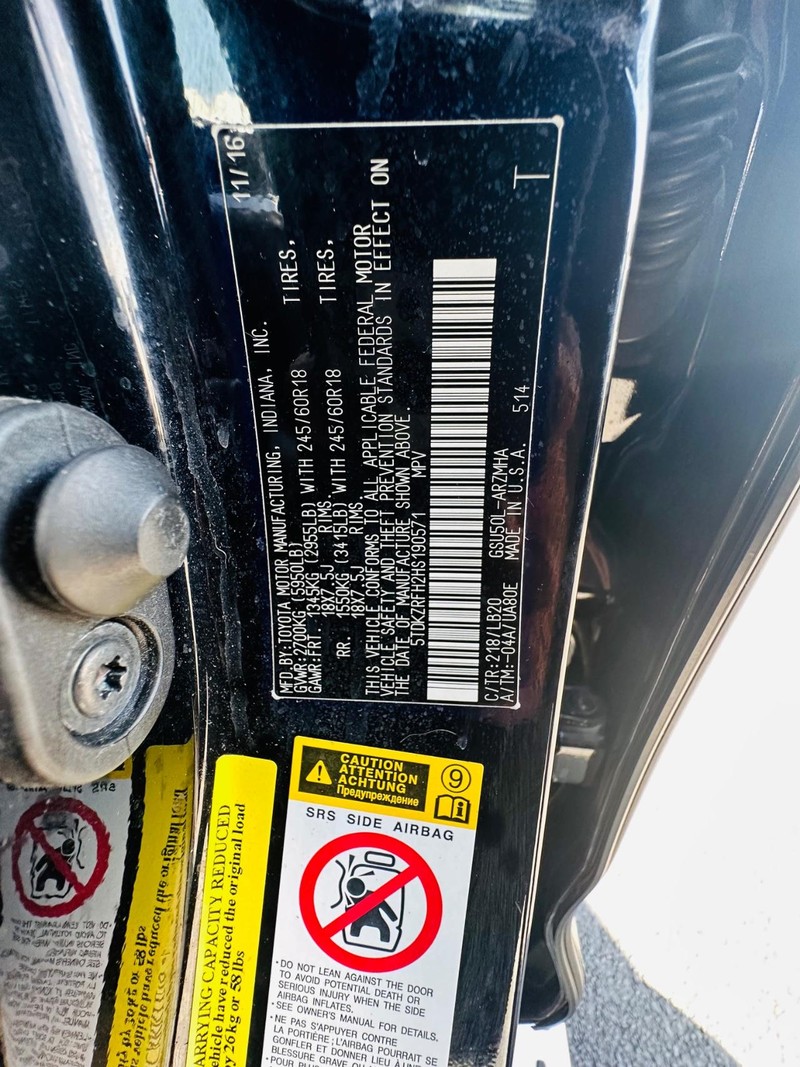 Toyota Highlander Vehicle Full-screen Gallery Image 43