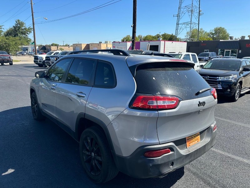 Jeep Cherokee Vehicle Full-screen Gallery Image 07