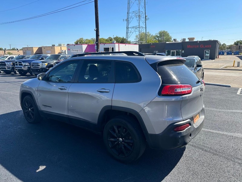 Jeep Cherokee Vehicle Full-screen Gallery Image 10