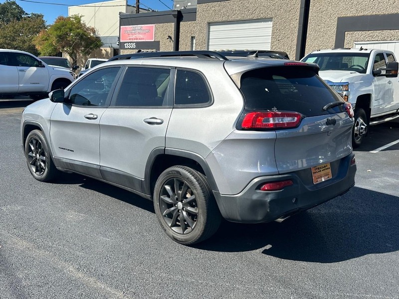 Jeep Cherokee Vehicle Full-screen Gallery Image 17