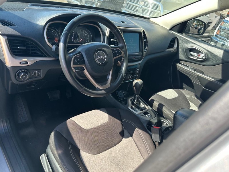 Jeep Cherokee Vehicle Full-screen Gallery Image 20