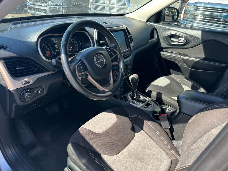 Jeep Cherokee Vehicle Full-screen Gallery Image 21