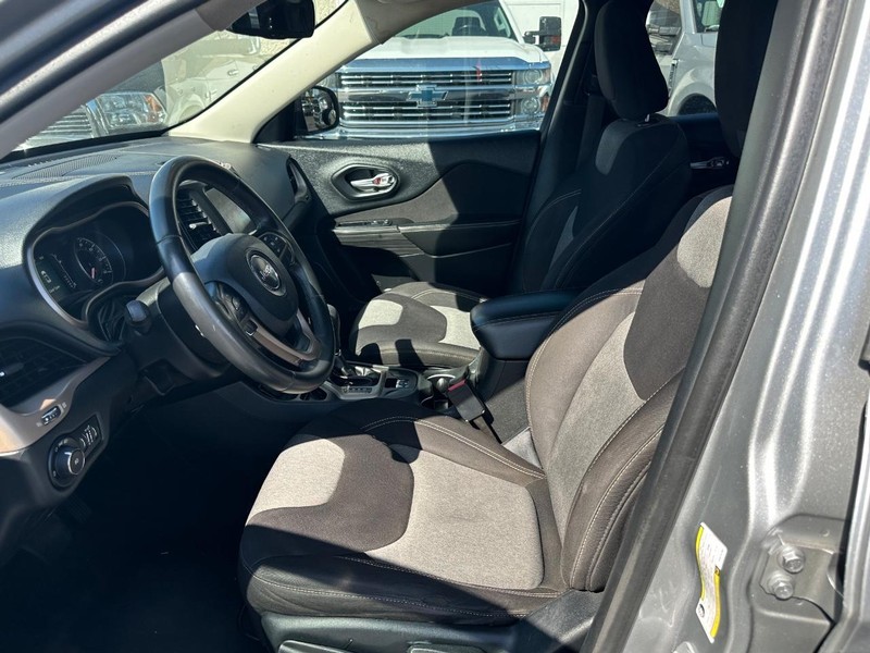 Jeep Cherokee Vehicle Full-screen Gallery Image 22