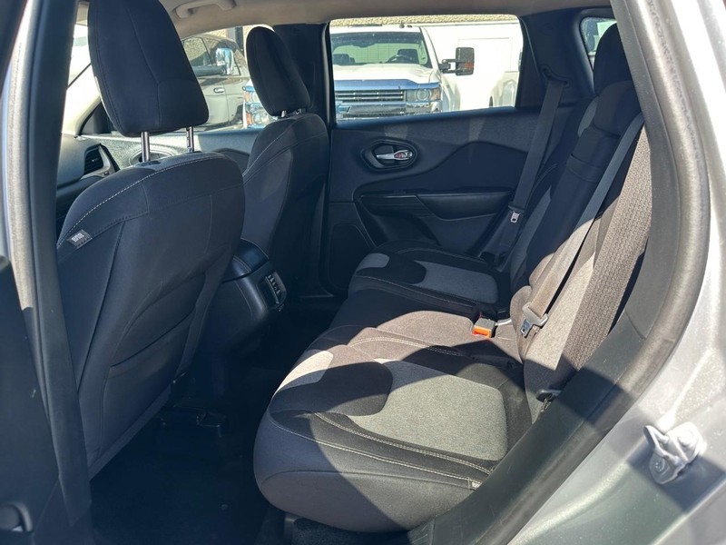 Jeep Cherokee Vehicle Full-screen Gallery Image 25