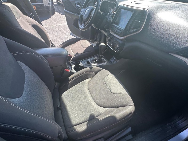 Jeep Cherokee Vehicle Full-screen Gallery Image 26