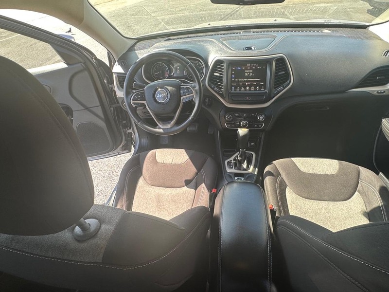 Jeep Cherokee Vehicle Full-screen Gallery Image 27