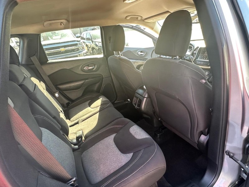 Jeep Cherokee Vehicle Full-screen Gallery Image 28