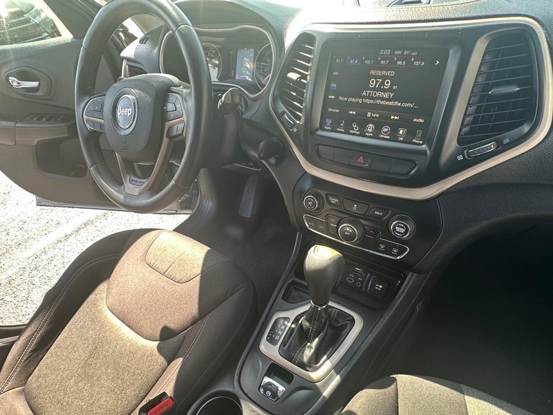 Jeep Cherokee Vehicle Full-screen Gallery Image 30