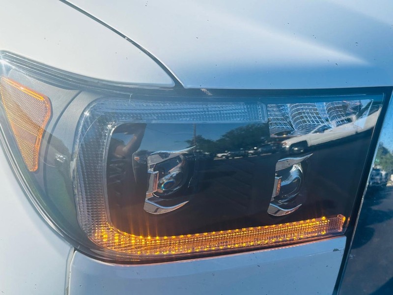 Toyota Tundra 2WD Truck Vehicle Full-screen Gallery Image 12