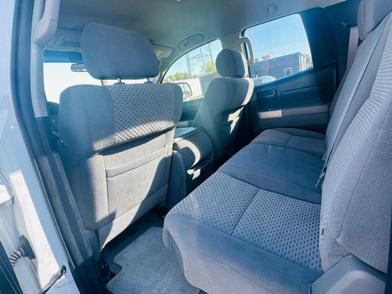 Toyota Tundra 2WD Truck Vehicle Full-screen Gallery Image 21