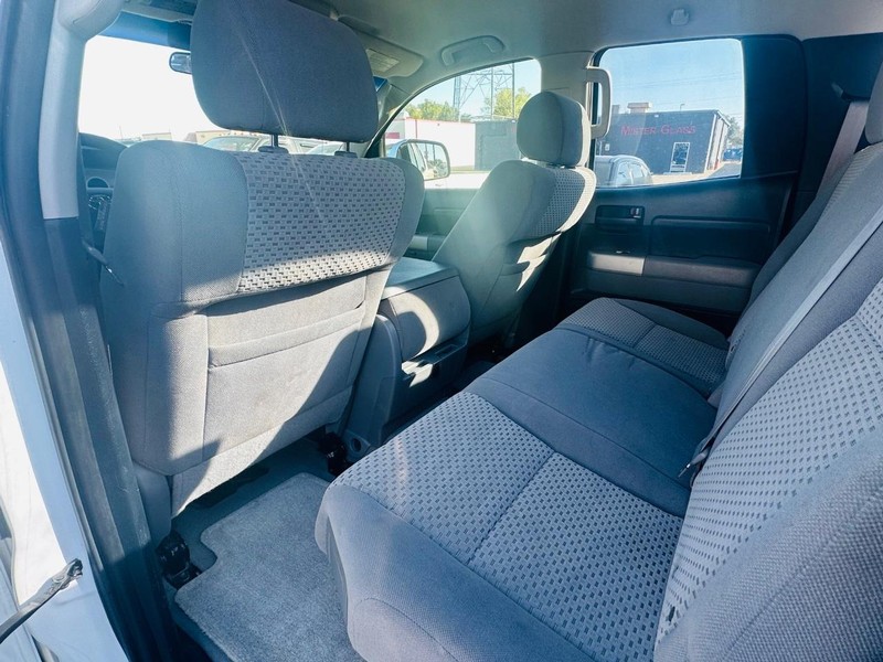 Toyota Tundra 2WD Truck Vehicle Full-screen Gallery Image 22