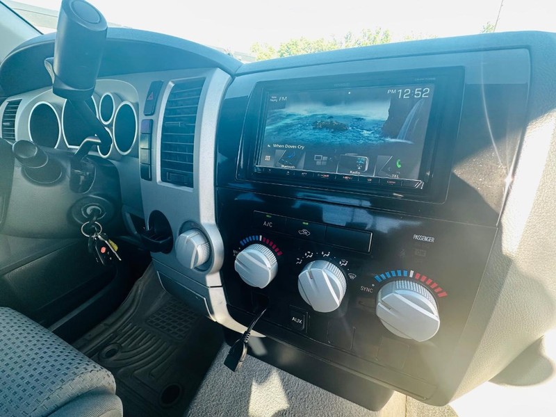 Toyota Tundra 2WD Truck Vehicle Full-screen Gallery Image 30