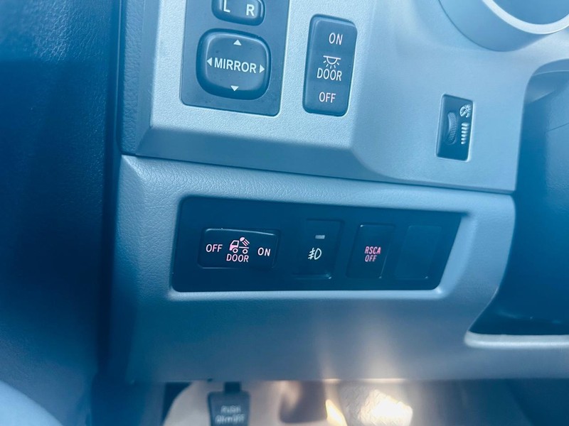 Toyota Tundra 2WD Truck Vehicle Full-screen Gallery Image 31