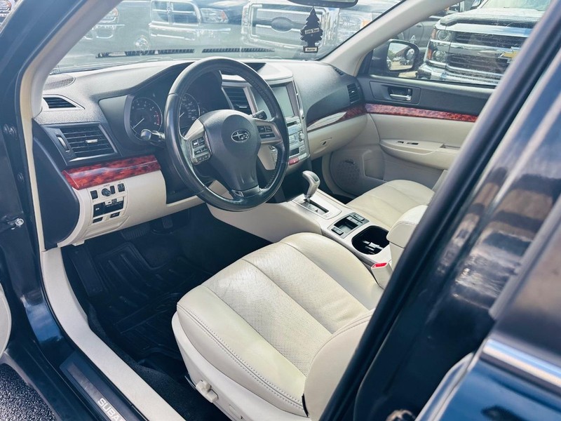 Subaru Outback Vehicle Full-screen Gallery Image 15