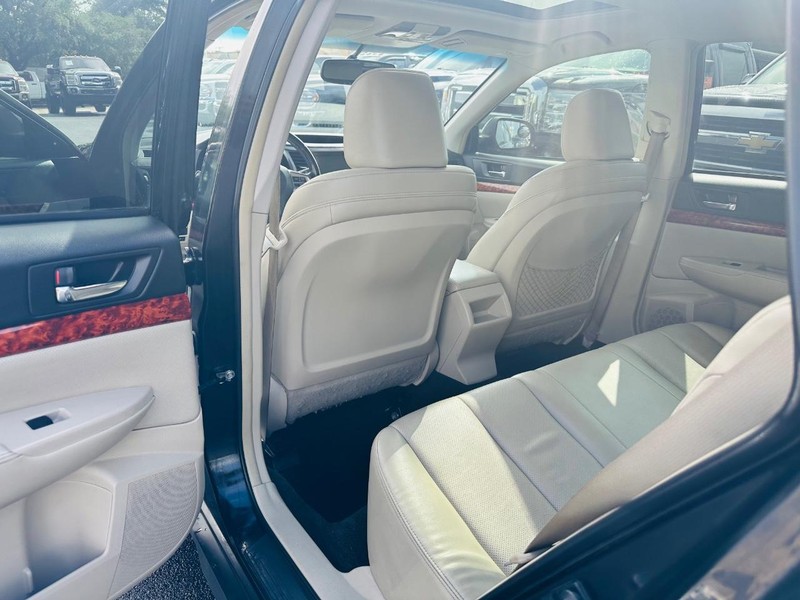 Subaru Outback Vehicle Full-screen Gallery Image 17