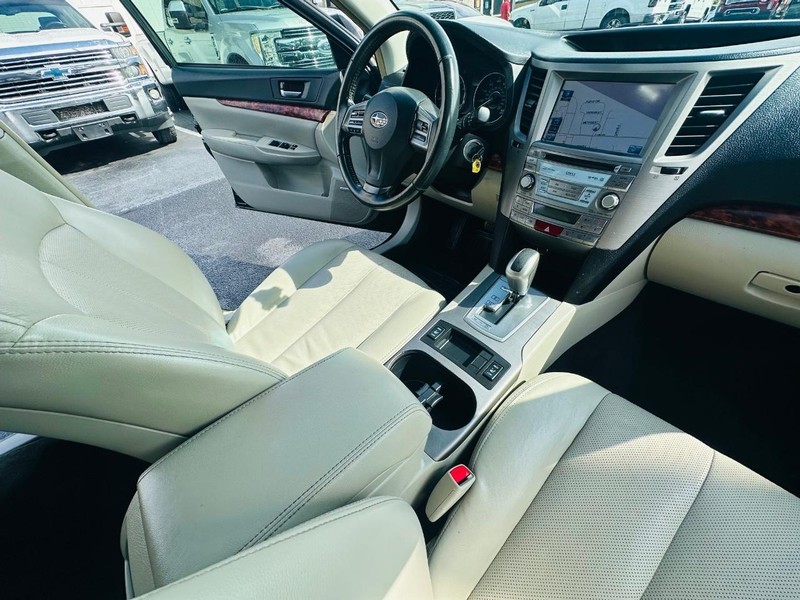 Subaru Outback Vehicle Full-screen Gallery Image 28