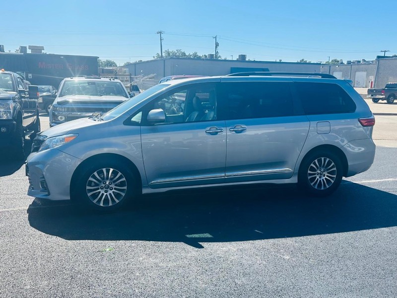 Toyota Sienna Vehicle Full-screen Gallery Image 02