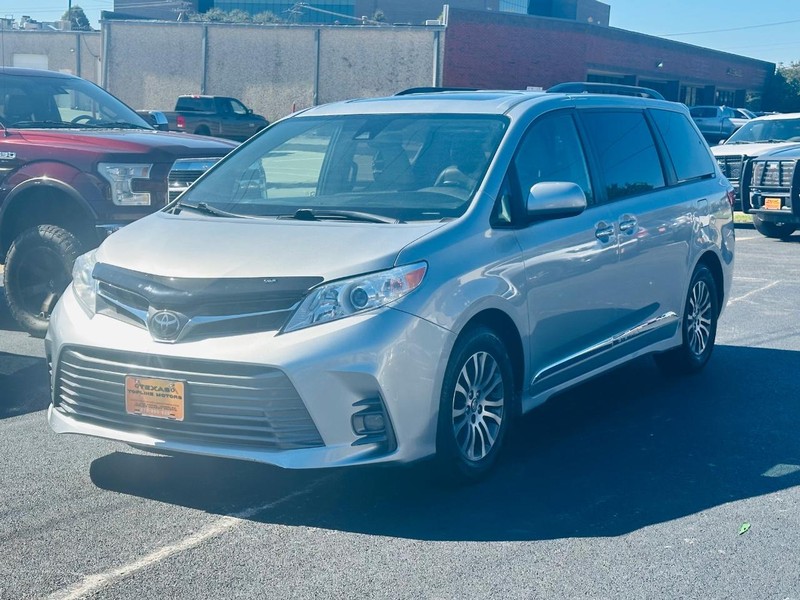 Toyota Sienna Vehicle Full-screen Gallery Image 03