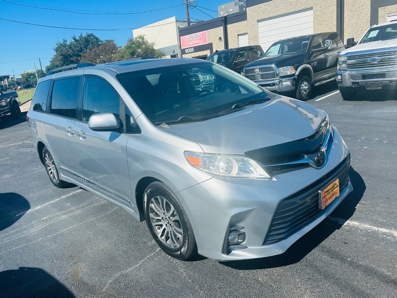 Toyota Sienna Vehicle Full-screen Gallery Image 04