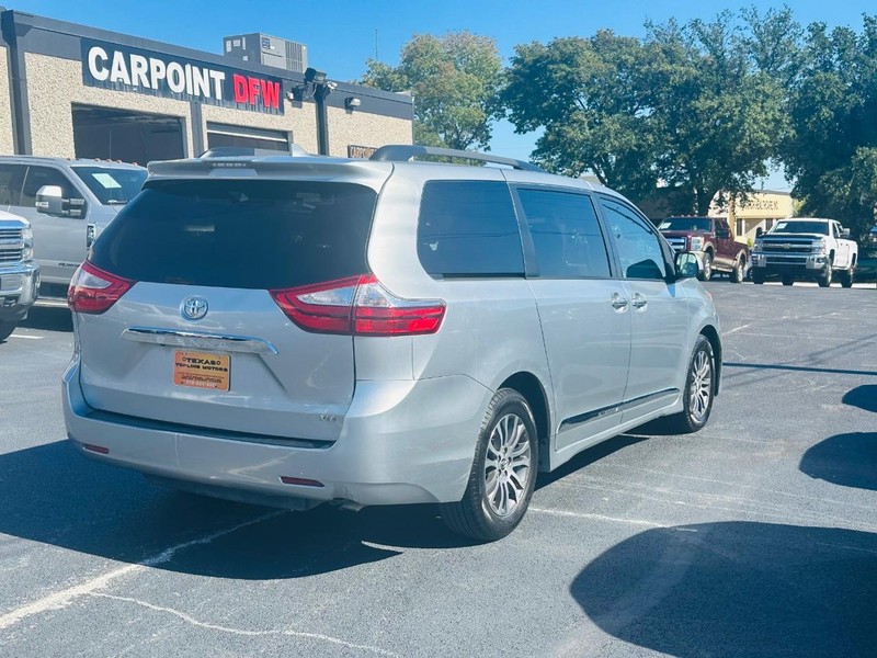 Toyota Sienna Vehicle Full-screen Gallery Image 05