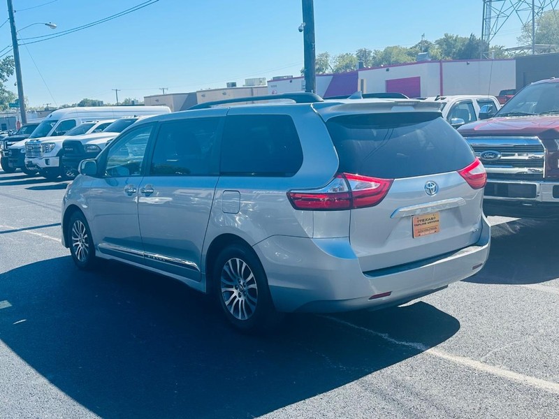 Toyota Sienna Vehicle Full-screen Gallery Image 06
