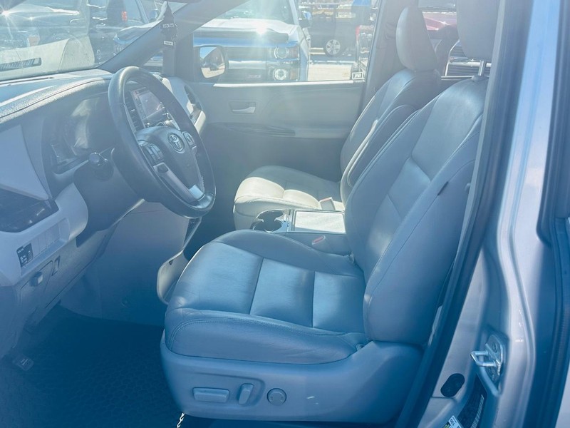 Toyota Sienna Vehicle Full-screen Gallery Image 07