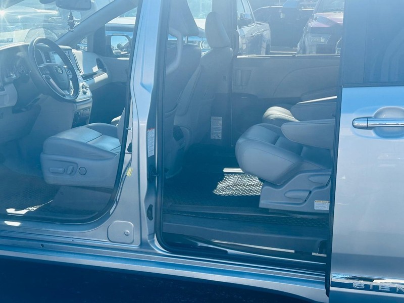 Toyota Sienna Vehicle Full-screen Gallery Image 08