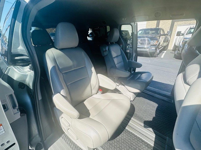 Toyota Sienna Vehicle Full-screen Gallery Image 09