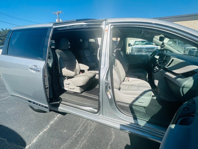 Toyota Sienna Vehicle Full-screen Gallery Image 10