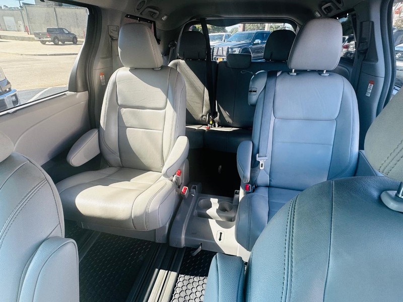 Toyota Sienna Vehicle Full-screen Gallery Image 11