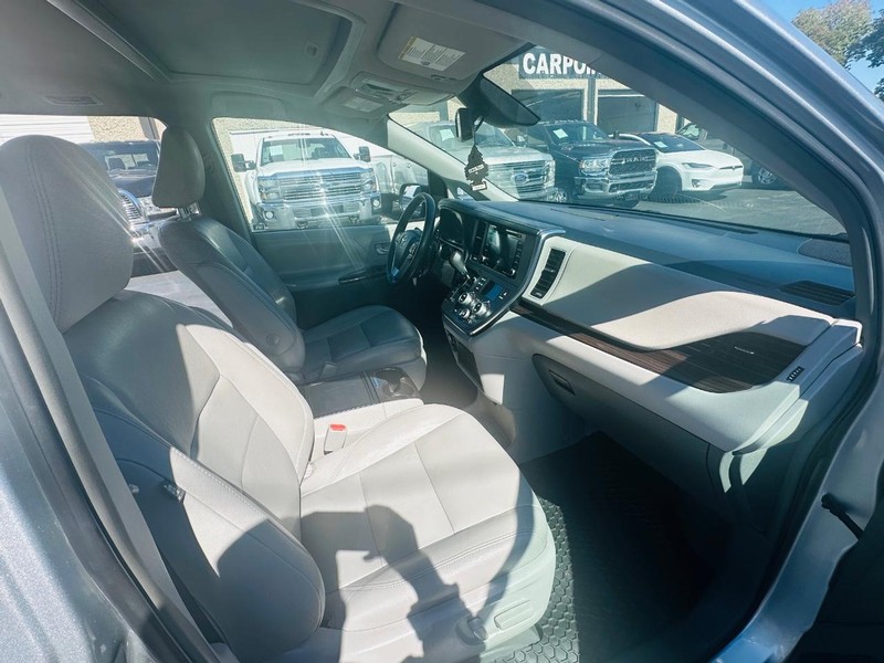 Toyota Sienna Vehicle Full-screen Gallery Image 12