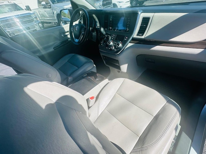 Toyota Sienna Vehicle Full-screen Gallery Image 13